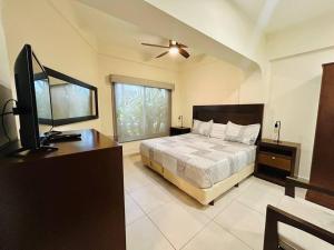 TV a/nebo společenská místnost v ubytování Departamento frente al mar en zona cerritos