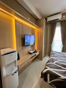 TV a/nebo společenská místnost v ubytování Sleep Room transpark Cibubur