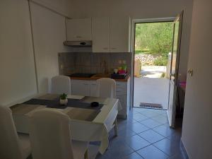 a kitchen and dining room with a table and chairs at LEVANDA in Supetarska Draga