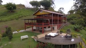 Taman di luar Finca con jacuzzi a 15min de Guatape