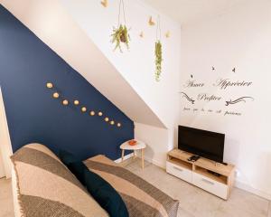 ダクスにあるT2 calme 5 min gare, centre, parking gratuitのソファとテレビのあるリビングルーム +10枚の写真