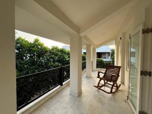 Un balcón o terraza en Balcony Suite in Champa Villa