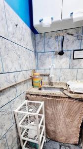 イーリャ・グランデにあるapartamento frente da praiaのバスルーム(シンク、バスケット付)