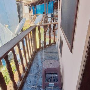 イーリャ・グランデにあるapartamento frente da praiaの部屋の中にベンチと椅子が置かれた階段