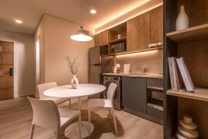 Majoituspaikan HOUZE - Stay & Residences by AVA keittiö tai keittotila