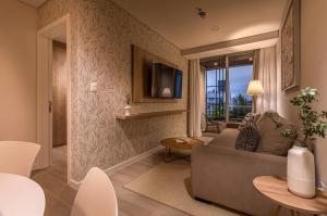 TV tai viihdekeskus majoituspaikassa HOUZE - Stay & Residences by AVA