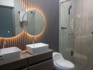 内瓦La Cabrera Hotel Boutique的浴室配有洗手池、镜子和淋浴。