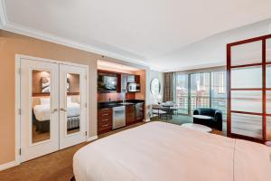 Voodi või voodid majutusasutuse Amethyst Studio Suite MGM Signature STRIP VIEW Balcony toas