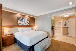 Voodi või voodid majutusasutuse Amethyst Studio Suite MGM Signature STRIP VIEW Balcony toas