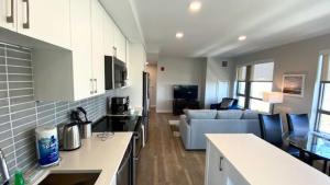 Kuchyň nebo kuchyňský kout v ubytování Private Apt Downtown