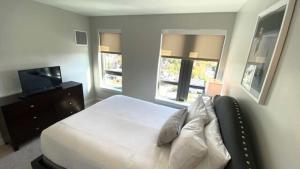 Postel nebo postele na pokoji v ubytování Private Apt Downtown