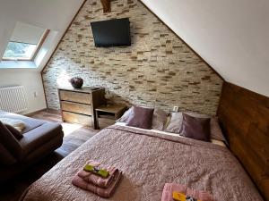 Posteľ alebo postele v izbe v ubytovaní SG chalupa ŠTIKOV - Podkrkonoší - s celoročním privátním wellness