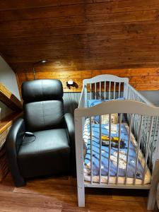 Posteľ alebo postele v izbe v ubytovaní SG chalupa ŠTIKOV - Podkrkonoší - s celoročním privátním wellness + 37 fotografií