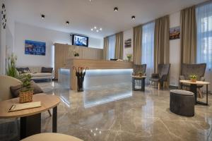 TV a/nebo společenská místnost v ubytování Prague Season Hotel