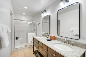 un bagno con due lavandini e una doccia di Auberge Sonoma North Suite - Includes Wine Tasting Passport a Sonoma Altre 11 foto