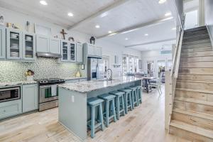 Una cocina con gabinetes blancos y una isla grande. en Beach Bungalow TC 2305, en Port Aransas