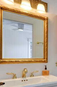 La salle de bains est pourvue d'un grand miroir au-dessus d'un lavabo. dans l'établissement Cottage Sonoma Historic Plaza, - Includes Wine Tasting Passport, à Sonoma 23 autres photos
