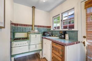 - une cuisine avec des appareils blancs et du carrelage vert dans l'établissement Cute One Room Cottage In Sonoma- Includes Wine Tasting Passport, à Sonoma
