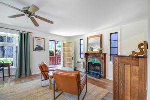 - un salon avec une cheminée, une table et des chaises dans l'établissement Cute One Room Cottage In Sonoma- Includes Wine Tasting Passport, à Sonoma