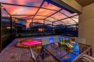 un patio con tavolo e sedie e un edificio di Lazy River Game Room heated pool 10Mi to Disney a Davenport
