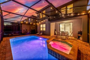 una grande piscina in una casa con una casa di Lazy River Game Room heated pool 10Mi to Disney a Davenport