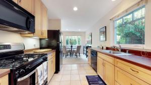 eine Küche mit Spüle und Herd oberen Backofen in der Unterkunft Janes Cottage-The Perfect Wine County Retreat - Includes Wine Tasting Passport in Sonoma