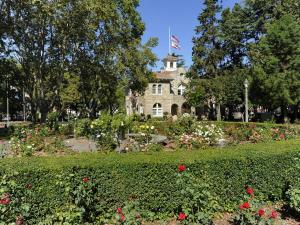 ein Haus mit einer amerikanischen Flagge vor einem Garten in der Unterkunft Janes Cottage-The Perfect Wine County Retreat - Includes Wine Tasting Passport in Sonoma