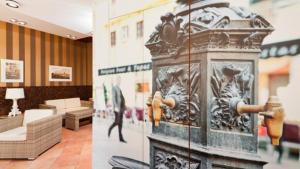 two pictures of a room with a clock on the wall at Plaça De La Font in Tarragona