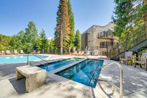 Una gran piscina con un edificio estilo resort. en Ski-InandSki-Out Winter Park Condo with Pool Access!, en Winter Park