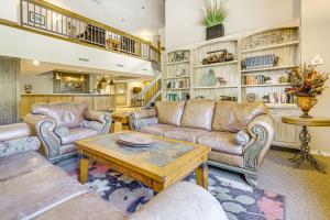 Una sala de estar con sofás y una mesa de café. en Chic Winter Park Studio with Community Hot Tub, en Winter Park