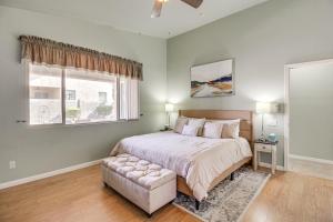 une chambre avec un grand lit et une fenêtre dans l'établissement Golfers Paradise Oro Valley Home with Pool!, à Oro Valley 28 autres photos