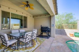 un patio avec une table et des chaises et une piscine dans l'établissement Golfers Paradise Oro Valley Home with Pool!, à Oro Valley
