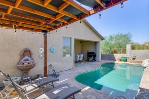 une terrasse avec une piscine et des chaises ainsi qu'une maison dans l'établissement Golfers Paradise Oro Valley Home with Pool!, à Oro Valley