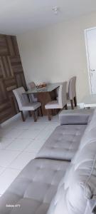 Un dormitorio con una cama y una mesa y sillas. en Ótimo apartamento no Recreio, en Río de Janeiro