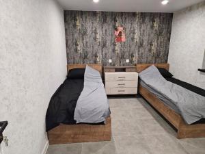 Postel nebo postele na pokoji v ubytování Modernvillagesheki House + 2 fotografie