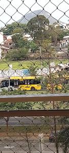 Una valla con vistas a una ciudad con autobuses. en Ótimo apartamento no Recreio, en Río de Janeiro