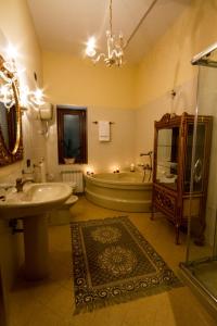 Camere al Borgo في Forchia: حمام مع حوض وحوض استحمام