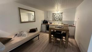 a small room with a bed and a table at Villa Mayana Studios ou chambre Business in Dzaoudzi