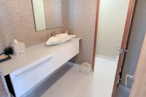 Ένα μπάνιο στο Apartamentos LUXURY Carolina PR +11 φωτογραφίες