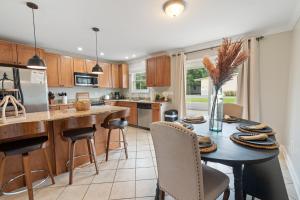 オーシャンスプリングスにあるDowntown Ocean Springs Townhouse 3 bedroomsのキッチン(テーブル、椅子、カウンター付)