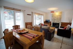 TV a/nebo společenská místnost v ubytování Cabanas Patagonia Village