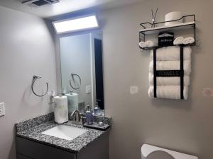 Ένα μπάνιο στο Free Parking! Comfy 1Bedroom Unit! 10 min to Midtown & 1 Mile To Braves Truist Park!