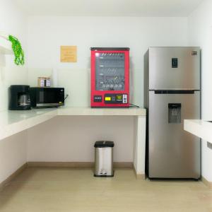 Dapur atau dapur kecil di Modern and Relaxing Near CC Miraflores and Forum Majadas H2