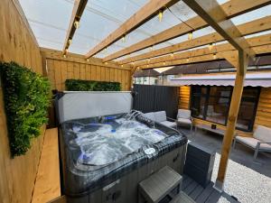 Gallery image of Wild & Free Hot Tub Retreat in Dartford