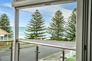 埃利奥特港Horseshoe View 1A Scrymgour Rd Port Elliot - No Linen Included的海滨别墅的海景窗户