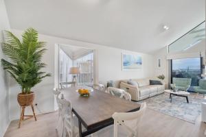 埃利奥特港Horseshoe View 1A Scrymgour Rd Port Elliot - No Linen Included的带桌子和沙发的客厅