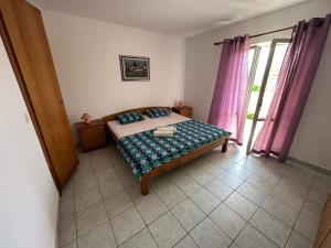 Postel nebo postele na pokoji v ubytování Apartments by the sea Korcula - 9158