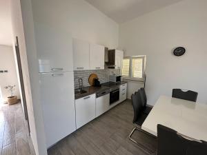 Kuchyň nebo kuchyňský kout v ubytování Apartments by the sea Korcula - 9158