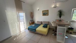 Postel nebo postele na pokoji v ubytování Apartments by the sea Korcula - 9158