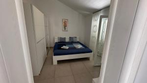 Postel nebo postele na pokoji v ubytování Apartments by the sea Korcula - 9158